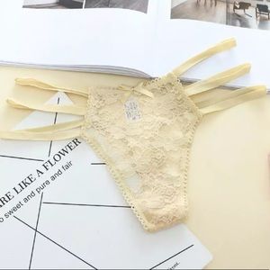 🎉 New Medium Cream Floral Lace Thong Panties NWT